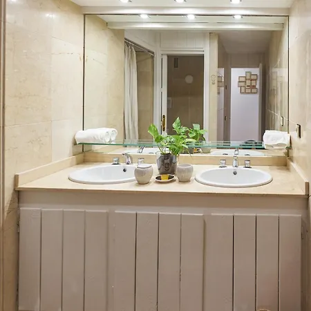 Luxury 3 Bed Flat - Beachfront In Puerto Banus Проживание в семье Марбелья